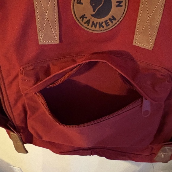 Fjallraven Kånken Backpack in Bordeaux with Tan Leather Handles - Picture 7 of 10